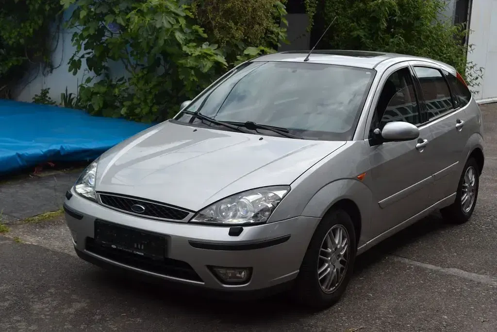 Gebraucht Ford Focus Ghia 116 PS (85 kW) 2002 Silber Limousine