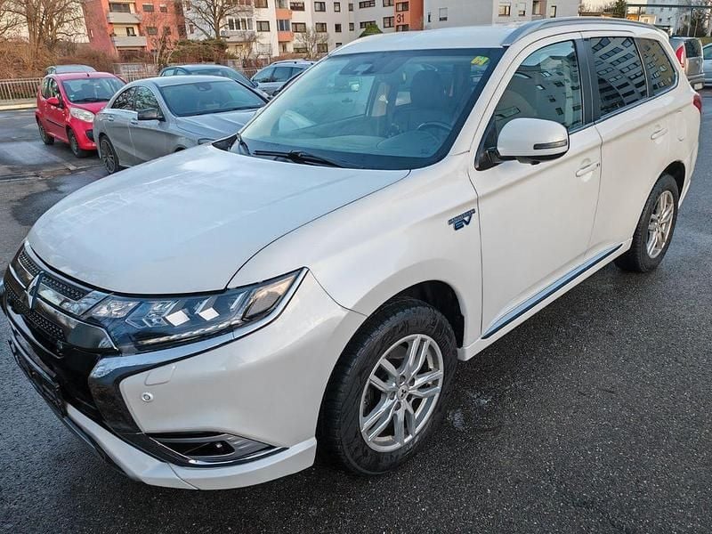 Weiß Gebraucht 2018 Mitsubishi Outlander P-HEV Plus SUV | 15.990 € (Superpreis) - Bild 1/4