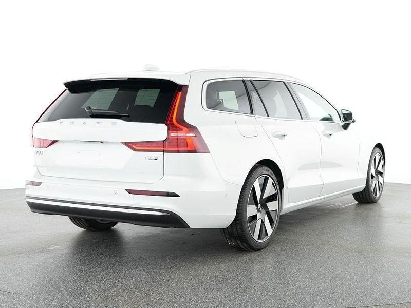 Gebraucht Volvo V60 Plus 398 PS (292 kW) 2025 Crystal white pearl / metallic Kombi