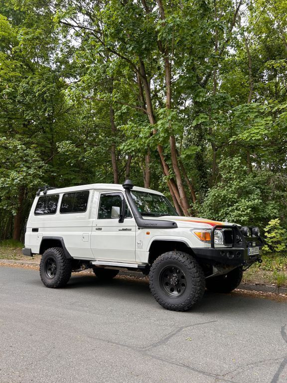 Weiß Gebraucht 2022 Toyota Land Cruiser SUV | 69.990 € (Teuer) - Bild 1/4
