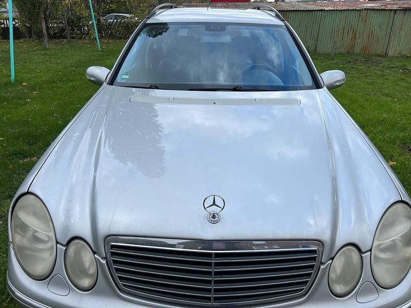 Grau Gebraucht 2004 Mercedes E320 Avantgarde Kombi | 2.200 € (Guter Preis) - Bild 1/4