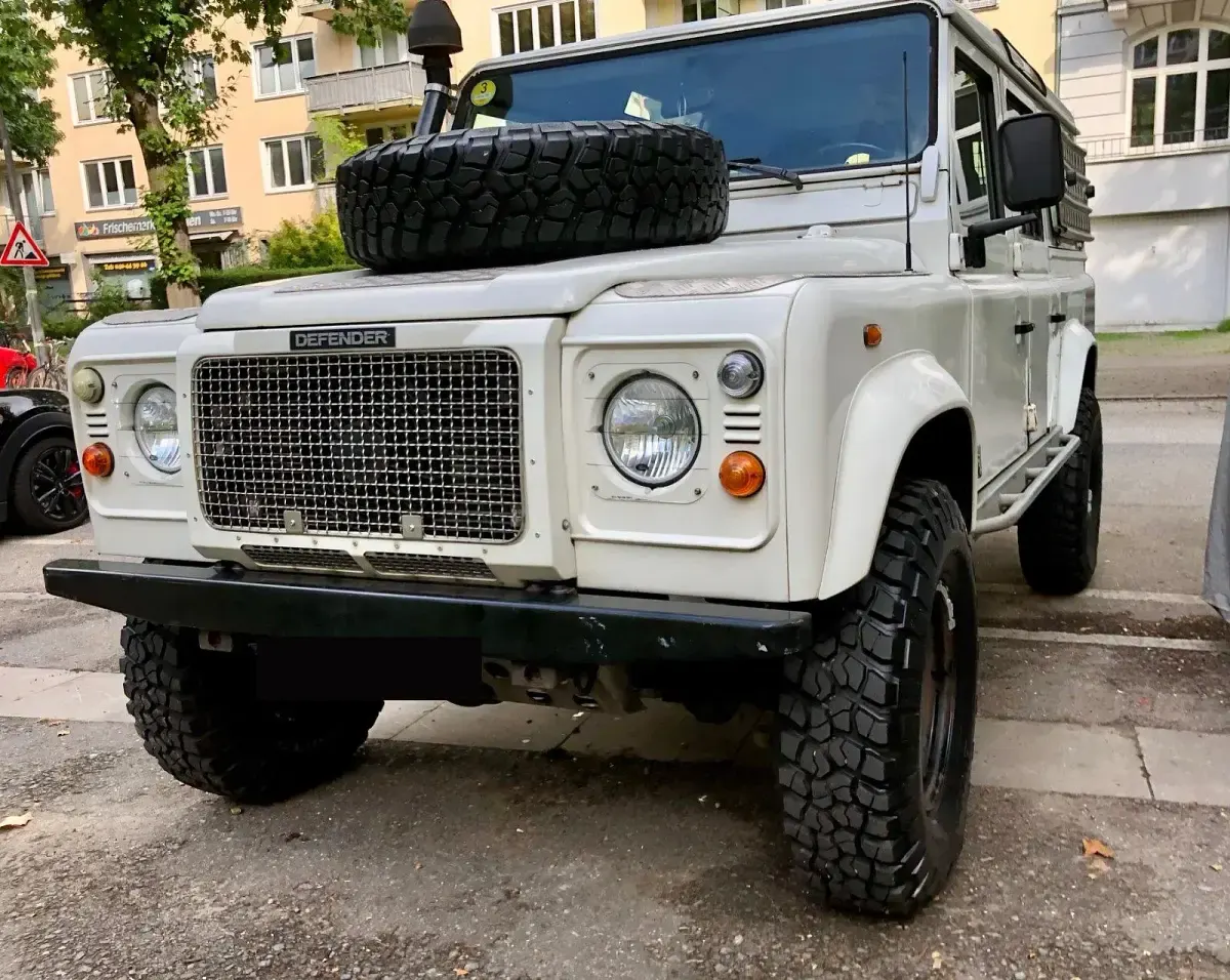 Gebraucht Land Rover Defender 122 PS (89 kW) 1999 Weiß Kombi