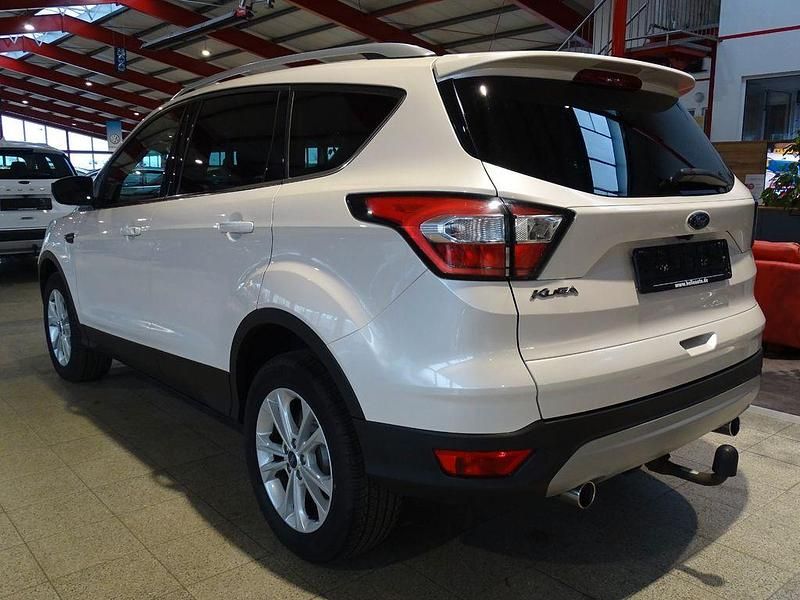 Gebraucht Ford Kuga Titanium 120 PS (88 kW) 2018 Arktisweiß (metallic) (metallic) SUV