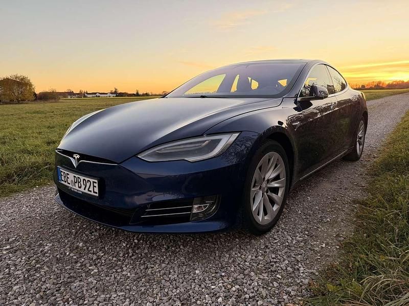 Blau Gebraucht 2018 Tesla Model S Kleinwagen | 29.900 € (Etwas zu teuer) - Bild 1/4