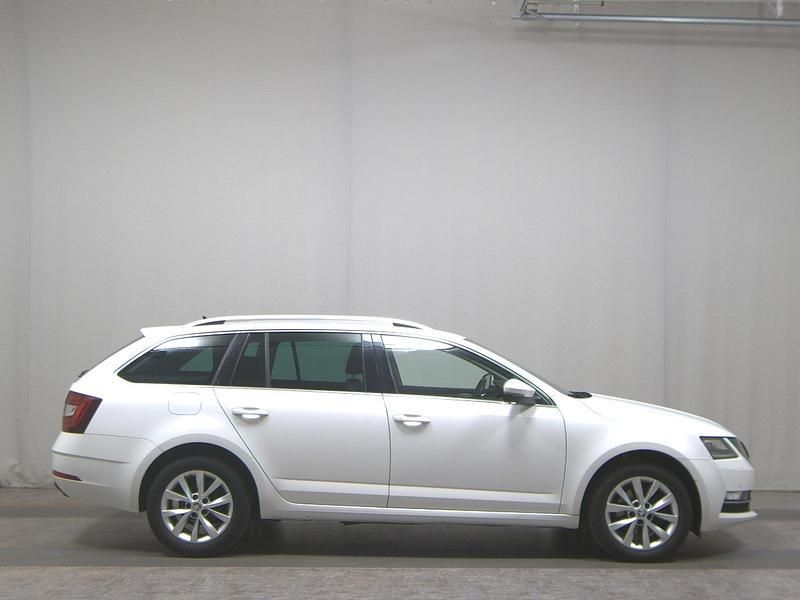 Weiss Gebraucht 2019 Skoda Octavia Style Kombi | 12.480 € (Superpreis) - Bild 1/4