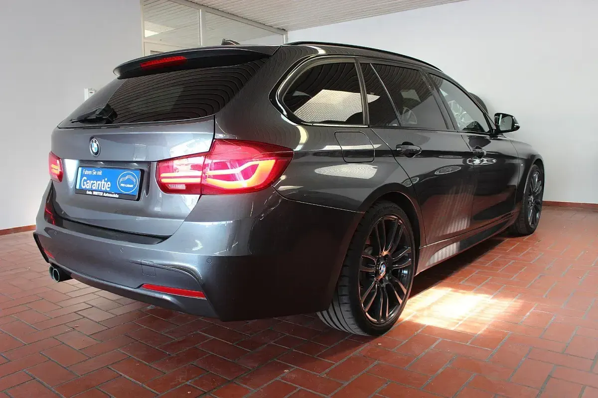 Gebraucht BMW 330 Shadowline 252 PS (185 kW) 2019 Mineralgrau Kombi