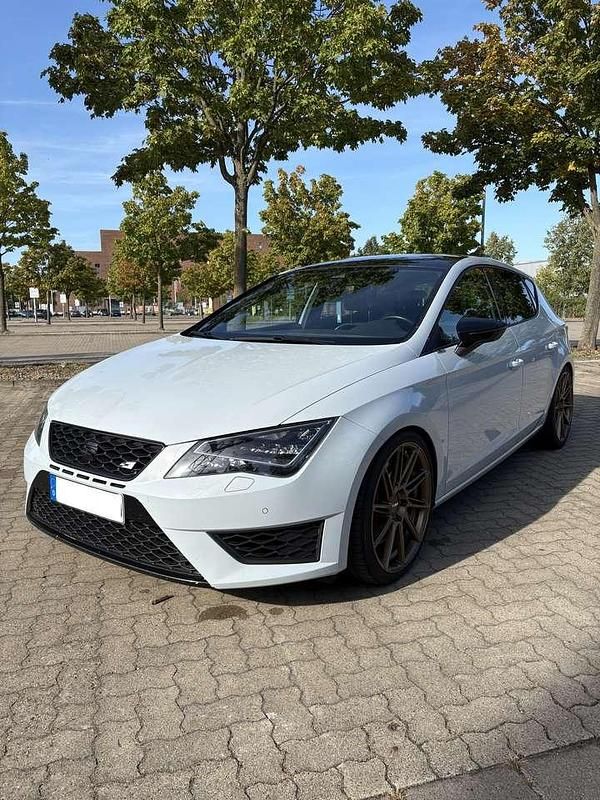 Grau Gebraucht 2016 Cupra Leon Limousine | 13.500 € (Fairer Preis) - Bild 1/4
