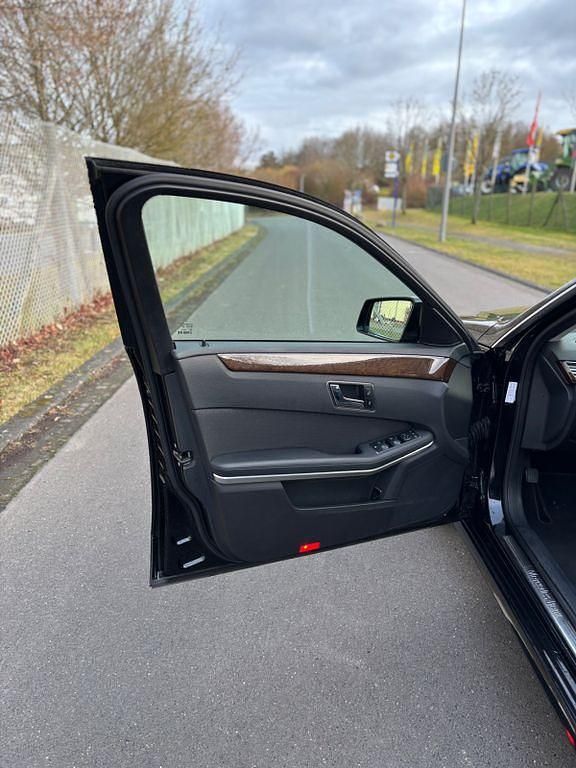 Second-hand Mercedes E250 204 CP (150 kW) 2010 Negru Berlinǎ