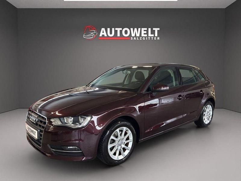Gebraucht Audi A3 Attraction 110 PS (80 kW) 2015 Rot Limousine