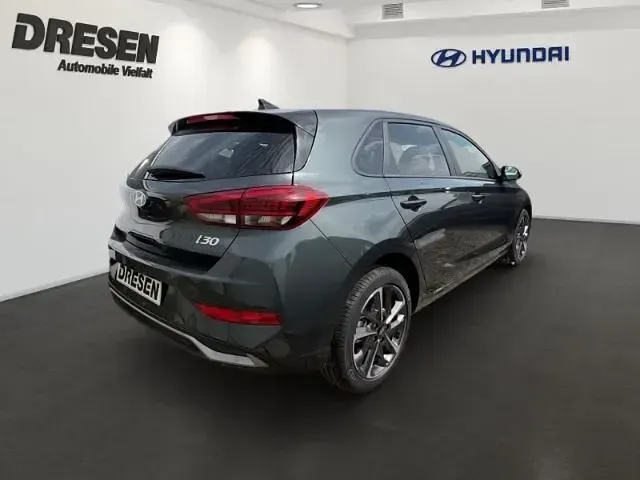 Neu Hyundai i30 Advantage 101 PS (74 kW) 2026 Grün Limousine