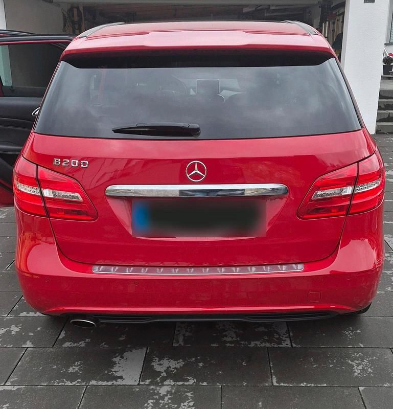 Gebraucht Mercedes B200 156 PS (114 kW) 2012 Rot Van / Kleinbus
