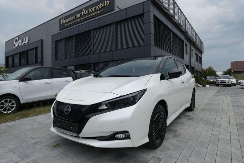 Pearl white/black m Gebraucht 2023 Nissan Leaf N-Connecta Kleinwagen | 26.999 € - Bild 1/4