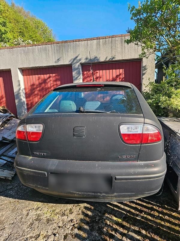Usata Seat Leon 105 CV (77 kW) 2001 Andere farben Utilitaria