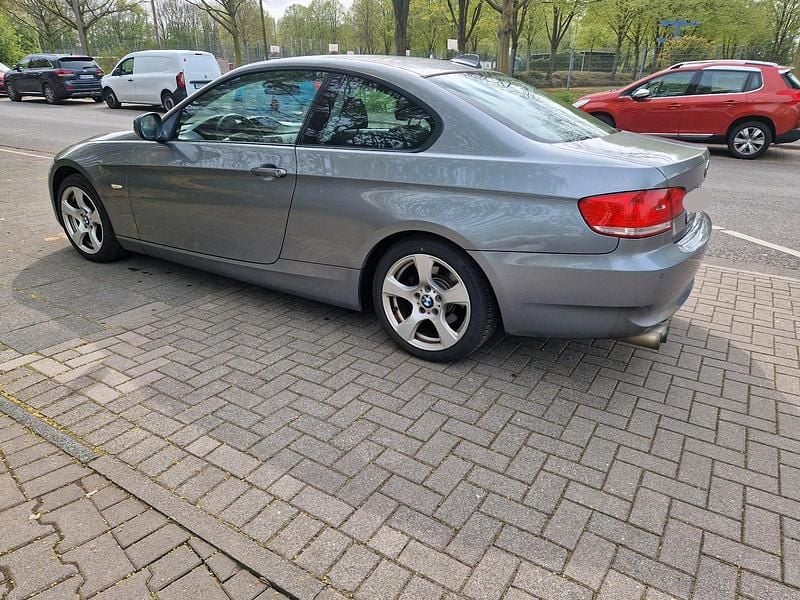 Gebraucht BMW 320 170 PS (125 kW) 2010 Grau Coupé