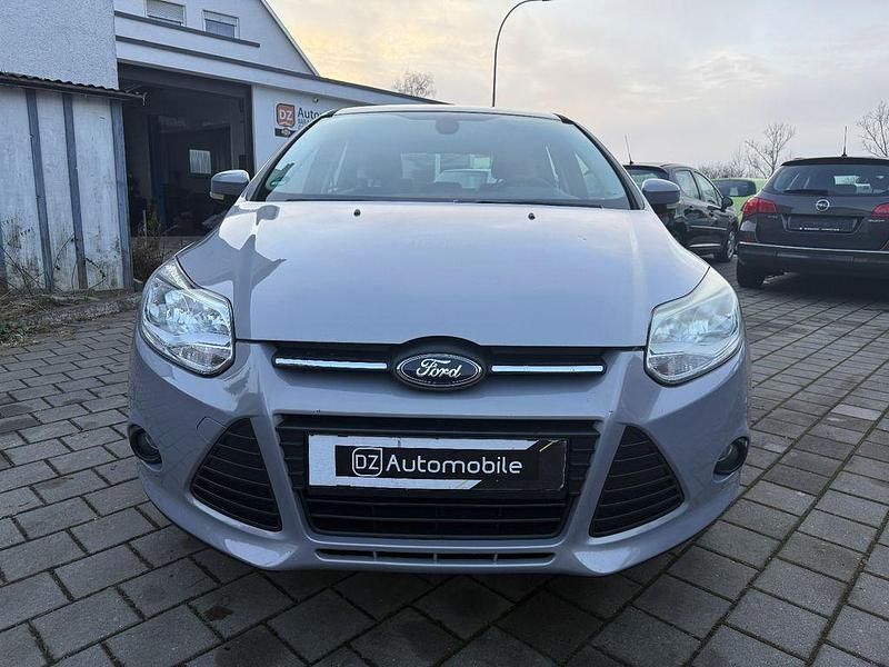 Gebraucht Ford Focus Trend 105 PS (77 kW) 2011 Silber Limousine