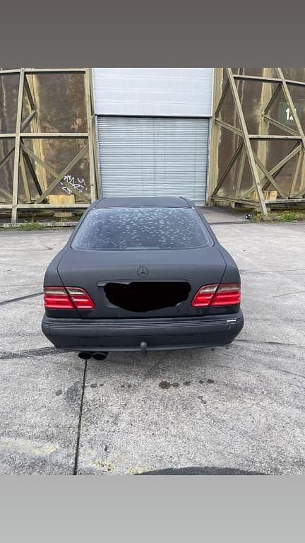 Gebraucht Mercedes E200 Classic 163 PS (119 kW) 2001 Schwarz Limousine