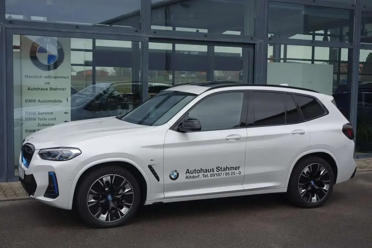 Gebraucht BMW iX3 Sport Line 80 kW (109 PS) 2023 Mineralweiß SUV