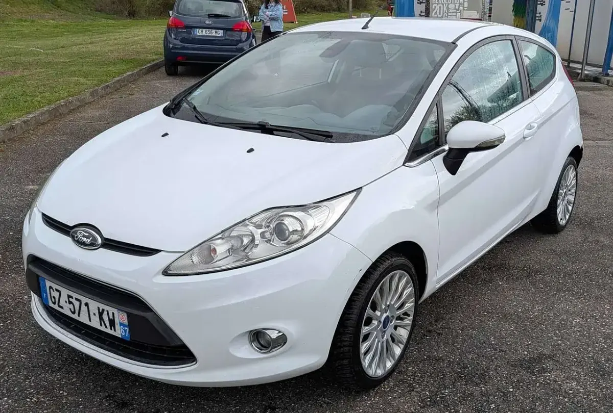 Gebraucht Ford Fiesta Trend 95 PS (69 kW) 2011 Weiß Limousine