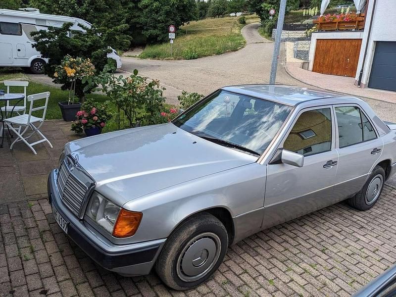 Silber Gebraucht 1992 Mercedes E200 Limousine | 4.300 € - Bild 1/4