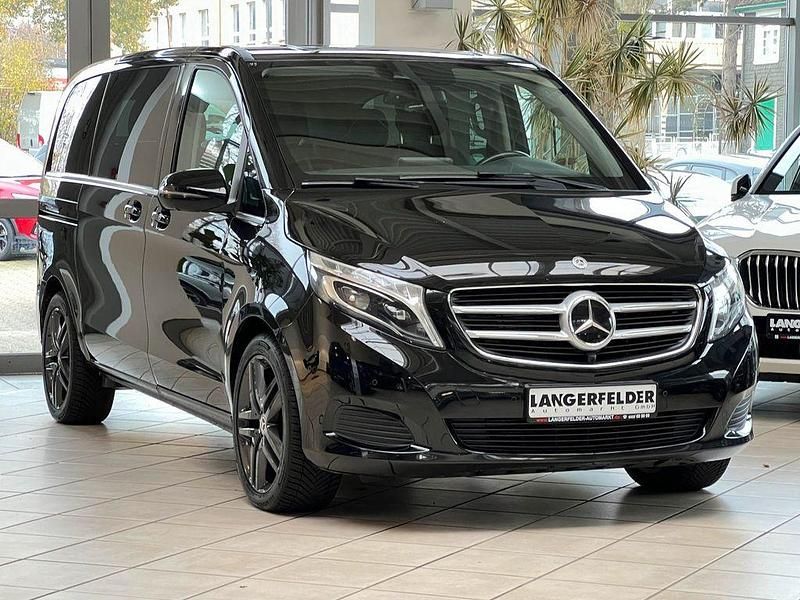Obsidianschwarz metallic Gebraucht 2018 Mercedes V250 Avantgarde Edition Van / Kleinbus | 39.399 € (Fairer Preis) - Bild 1/4