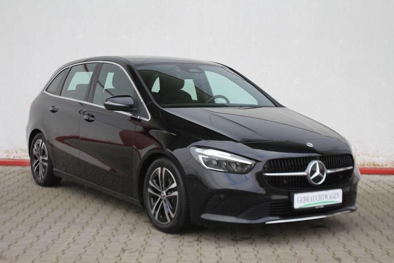 Kosmosschwarz metallic 191u (metallic) Gebraucht 2024 Mercedes 180 Progressive Limousine | 25.475 € (Superpreis) - Bild 1/4