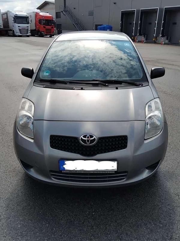 Grau Gebraucht 2005 Toyota Yaris Kleinwagen | 2.200 € (Fairer Preis) - Bild 1/4