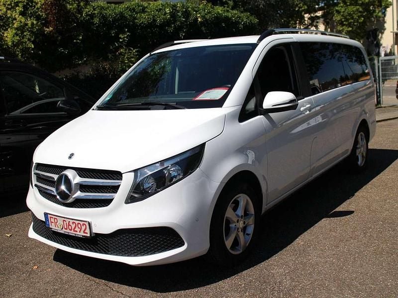 Arktikweiss Gebraucht 2022 Mercedes V220 Van / Kleinbus | 41.800 € (Guter Preis) - Bild 1/4