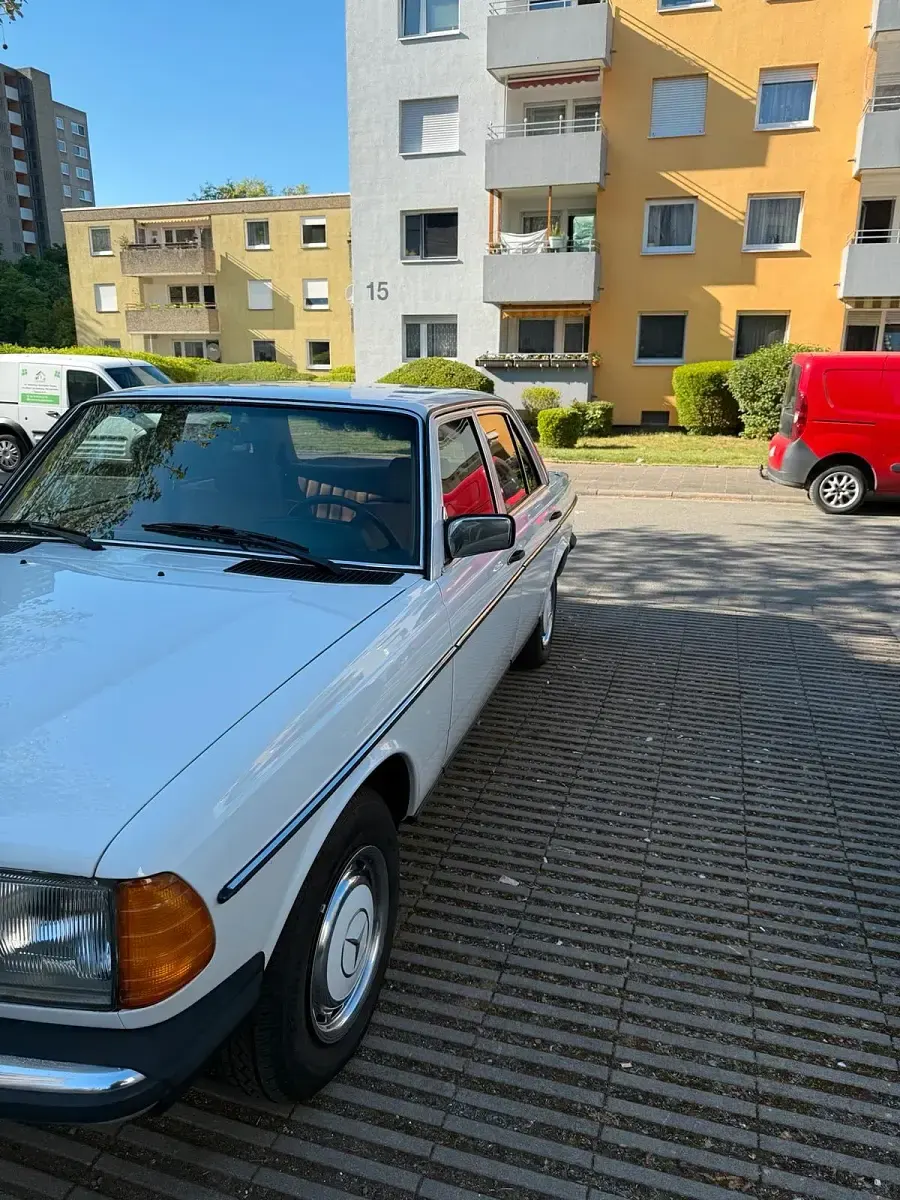 Gebraucht Mercedes 240 72 PS (52 kW) 1981 Weiß Limousine