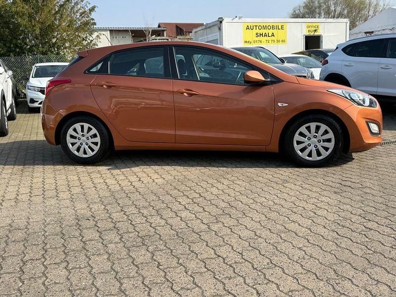 Gebraucht Hyundai i30 Classic 101 PS (74 kW) 2015 Orange Limousine