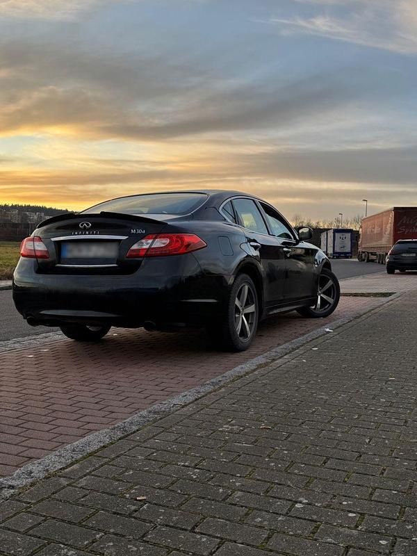 Gebraucht Infiniti M30 238 PS (175 kW) 2012 Schwarz Coupé