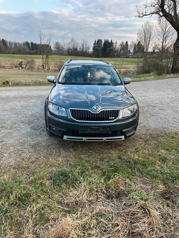 Gebraucht Skoda Octavia 184 PS (135 kW) 2015 Grau Kleinwagen