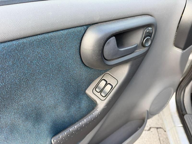 Gebraucht Opel Corsa 75 PS (55 kW) 2001 Silber Kleinwagen