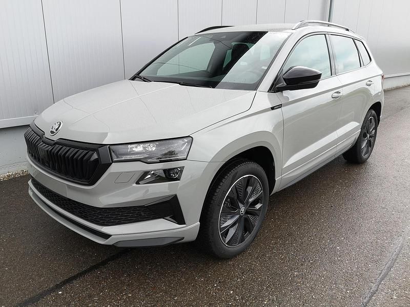 Graphitgrau metallic Neu 2025 Skoda Karoq SportLine SUV | 39.590 € (Guter Preis) - Bild 1/4
