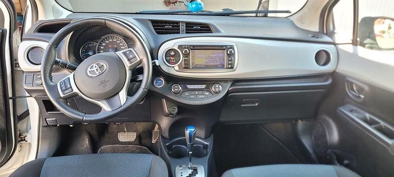 Gebraucht Toyota Yaris Club 101 PS (74 kW) 2013 Weiß Kleinwagen