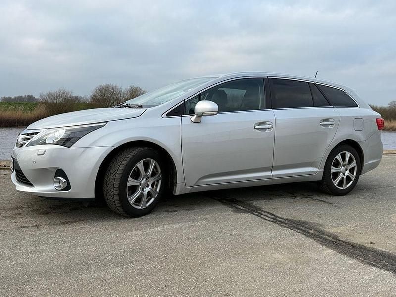 Silber Gebraucht 2014 Toyota Avensis Executive Kombi | 6.900 € (Fairer Preis) - Bild 1/4