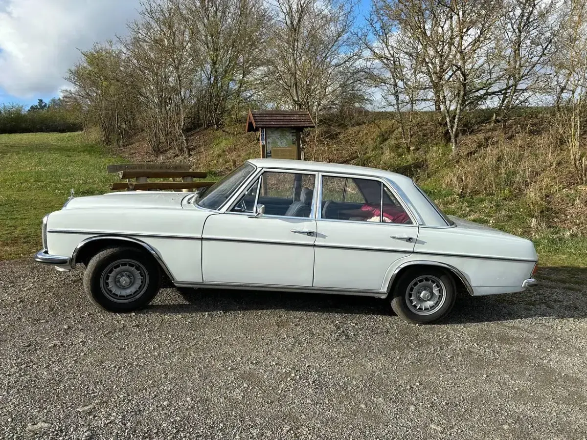 Gebraucht Mercedes W115 105 PS (77 kW) 1971 Weiß Limousine