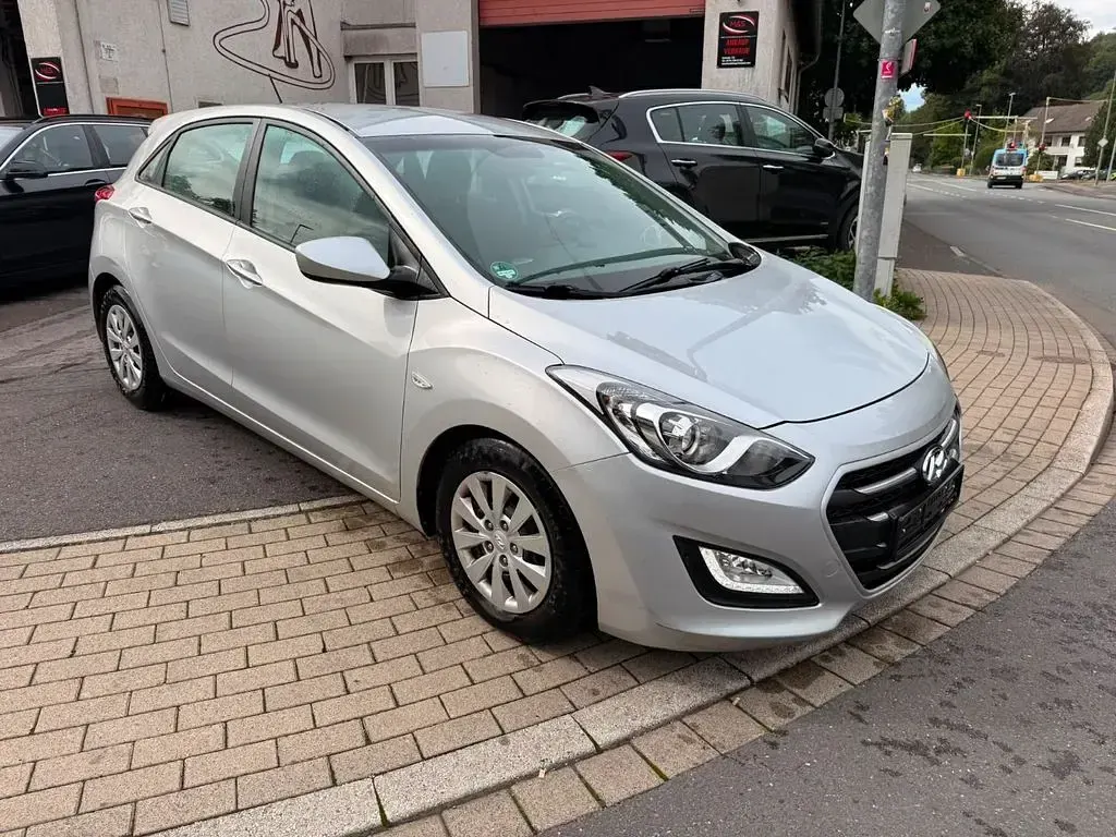 Gebraucht Hyundai i30 Classic 101 PS (74 kW) 2017 Silber Limousine