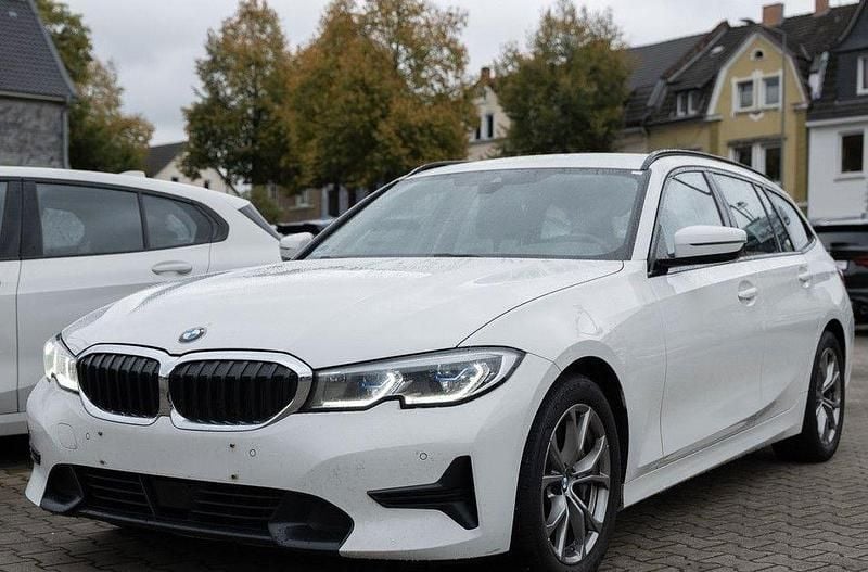 Weiß Gebraucht 2021 BMW 330 Sport Line Kombi | 19.900 € (Fairer Preis) - Bild 1/4