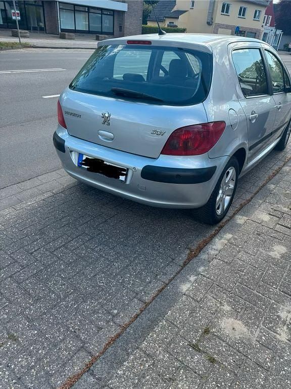Grau Gebraucht 2005 Peugeot 307 Limousine | 3.900 € (Etwas zu teuer) - Bild 1/4