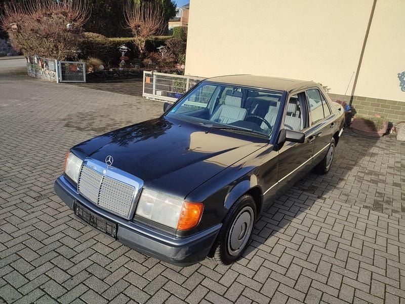 Gebraucht Mercedes E230 132 PS (97 kW) 1992 Schwarz Limousine
