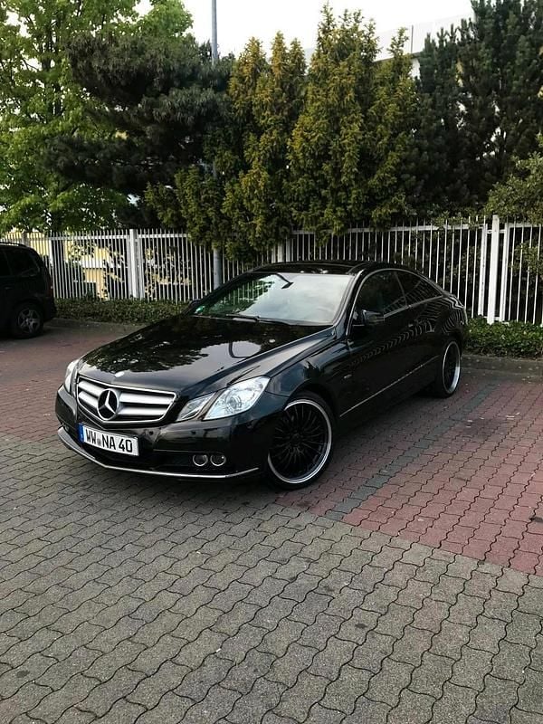 Gebraucht Mercedes E220 2011 Schwarz Coupé
