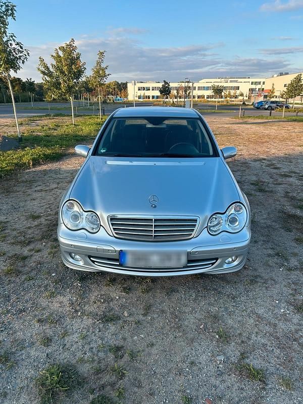 Silber Gebraucht 2005 Mercedes C220 Limousine | 3.750 € (Etwas zu teuer) - Bild 1/4