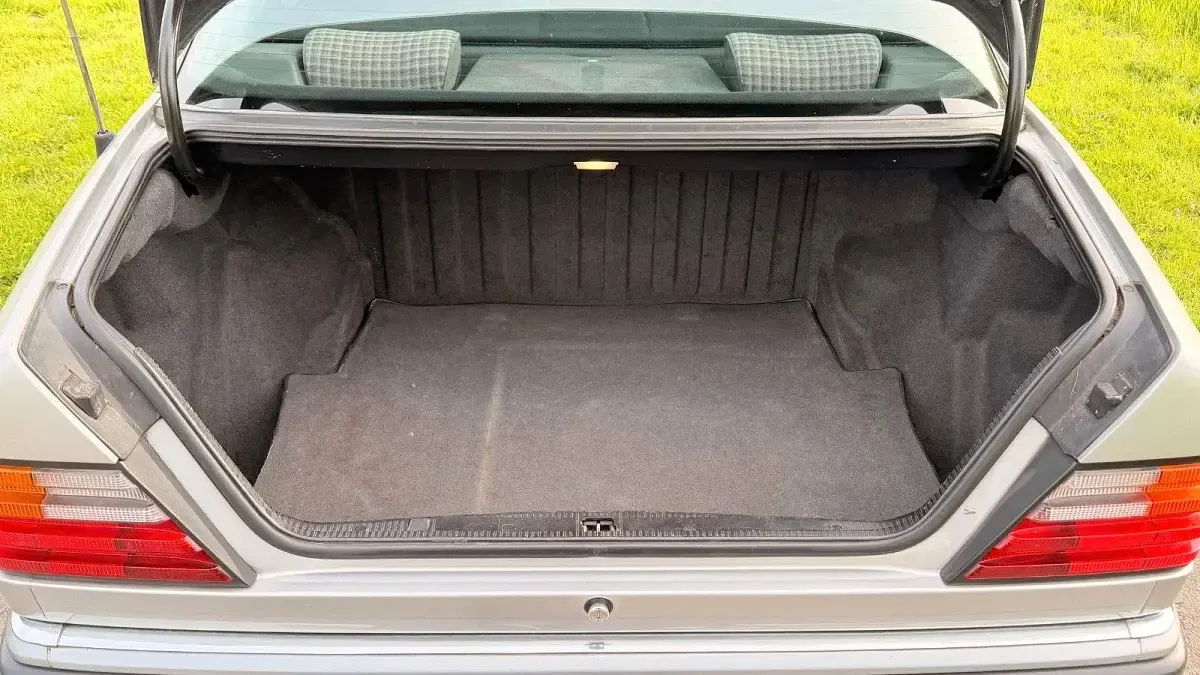 Gebraucht Mercedes E250 126 PS (92 kW) 1992 Silber Limousine