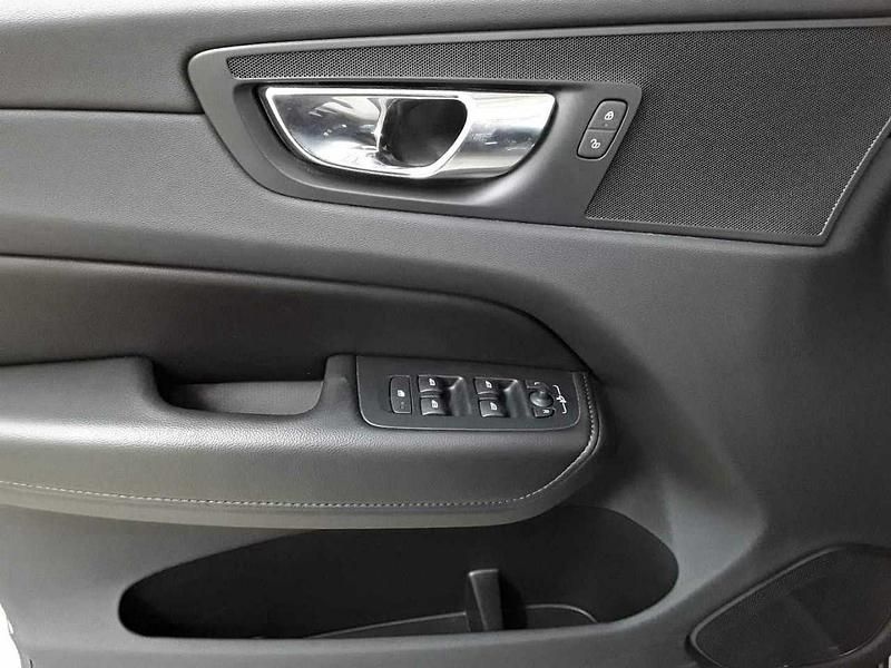 Gebraucht Volvo XC60 Momentum 197 PS (144 kW) 2022 Denim blue metallic SUV