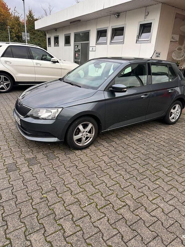 Grau Gebraucht 2015 Skoda Fabia Kleinwagen | 4.400 € (Guter Preis) - Bild 1/4