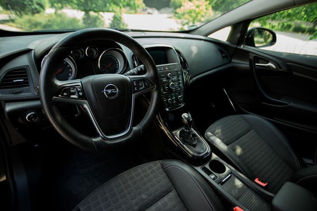 Gebraucht Opel Astra GTC 140 PS (102 kW) 2015 Schwarz Limousine