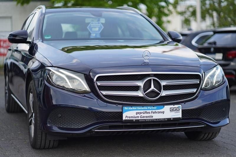 Blau Gebraucht 2018 Mercedes E200 Avantgarde Kombi | 20.200 € (Guter Preis) - Bild 1/4