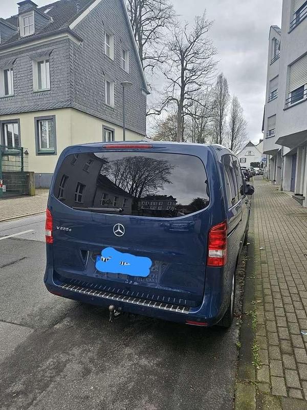 Gebraucht Mercedes V220 163 PS (119 kW) 2017 Blau Van / Kleinbus