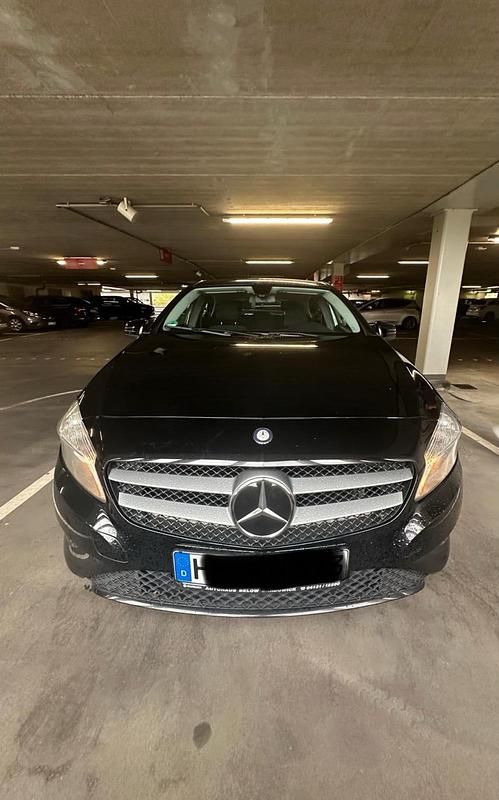 Schwarz Gebraucht 2014 Mercedes A180 Kombi | 7.500 € (Superpreis) - Bild 1/4