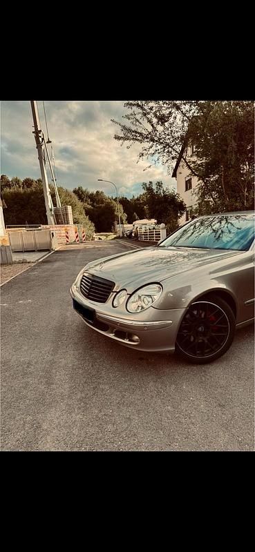 Braun Gebraucht 2005 Mercedes E200 Elegance Limousine | 7.450 € (Etwas zu teuer) - Bild 1/4